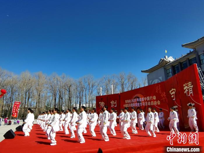 图为八段锦表演。　张添福 摄