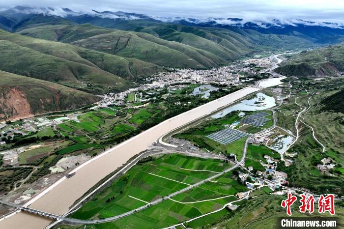 航拍大山下、鲜水河畔的道孚县城全景。　刘忠俊 摄