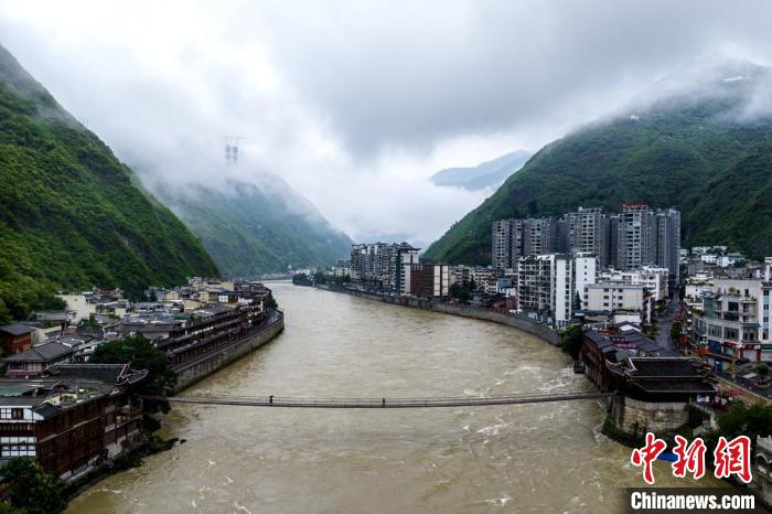 航拍雨中大渡河上的泸定桥。　刘忠俊 摄