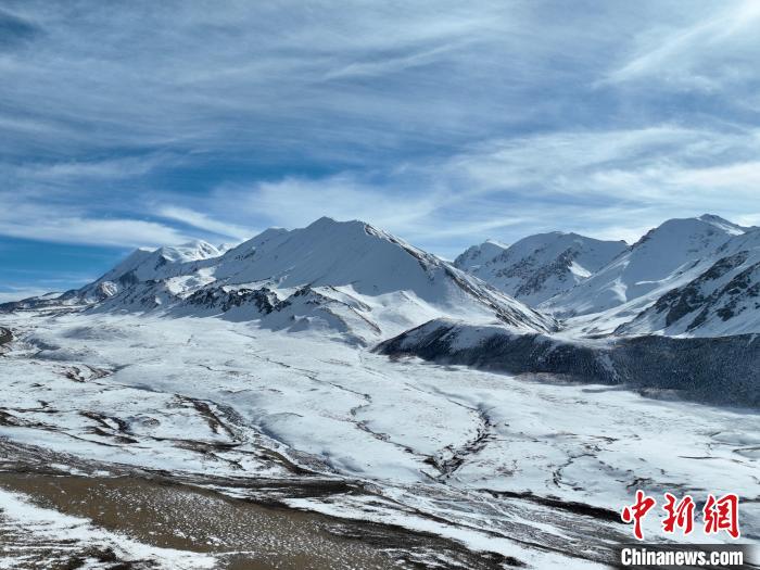 冬日阿尼玛卿：圣洁雪山巍峨壮美